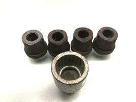 Chevrolet Lacetti Anti-theft wheel nuts and lock --