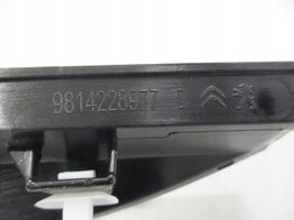 Peugeot 3008 II Listwa / Nakładka na błotnik przedni 98142289DX 9814228977