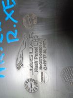 Jaguar XE Kojelaudan alempi verhoilu GX73046B01A