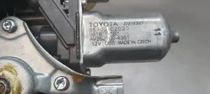 Toyota Avensis T270 Manualny podnośnik szyby drzwi przednich 6982005071