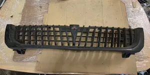 Mitsubishi Pajero Sport I Grille calandre supérieure de pare-chocs avant MR221211