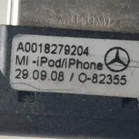 Mercedes-Benz R W251 iPod-pistoke A0018279204