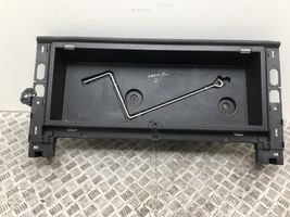 Toyota Avensis T270 Garniture de section de roue de secours 6499105030