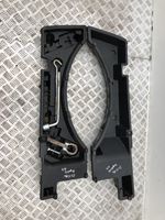 Mazda CX-7 Set di attrezzi EG21688E0