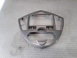 KIA Carens I Radio/GPS head unit trim 