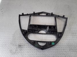 KIA Carens I Radio/GPS head unit trim 