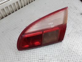 Toyota Avensis T220 Lampy tylnej klapy bagażnika 