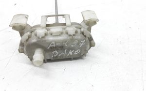 Audi A4 S4 B5 8D Serratura del tappo del serbatoio del carburante 8D0862153