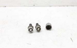 Mercedes-Benz E W210 Anti-theft wheel nuts and lock 
