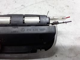 Mercedes-Benz Vaneo W414 Monitori/näyttö/pieni näyttö 2108201401
