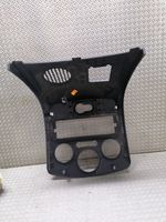 Renault Clio III Cadre, panneau d'unité radio / GPS 8200407765A