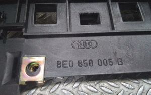 Audi A4 S4 B6 8E 8H Autres pièces du tableau de bord 8E0858005B