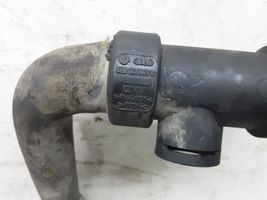 Audi A2 Tuyau de liquide de refroidissement moteur 8Z0121049K