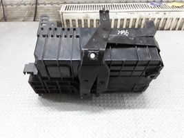 Opel Astra J Boîte de batterie 13308434