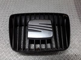 Seat Cordoba (6K) Maskownica / Grill / Atrapa górna chłodnicy 6K0853654D