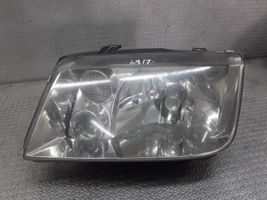 Volkswagen Jetta IV Lampa przednia 205654B