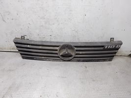 Mercedes-Benz Vito Viano W638 Etupuskurin ylempi jäähdytinsäleikkö A6388880415