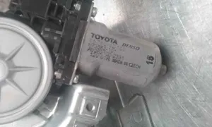 Toyota Yaris Podnośnik szyby drzwi z silniczkiem 973582101