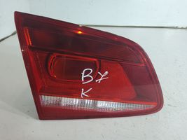 Volkswagen PASSAT B7 Задний фонарь в крышке 3AE945093K