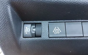 Peugeot 208 Przycisk / Pokrętło regulacji świateł 9823464380
