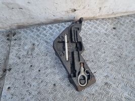 Volkswagen Touareg I Boîte à outils 7L0012113