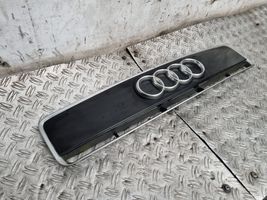 Audi A2 Etupuskurin ylempi jäähdytinsäleikkö 8Z0853321