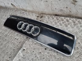 Audi A2 Augšējais režģis 8Z0853321