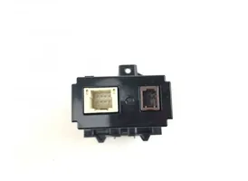 Lexus ES 300h Connecteur/prise USB 8619024030