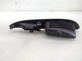 Nissan Primera Moldura del interruptor de la ventana de la puerta derecha 82961AV760