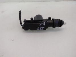 Volkswagen Polo IV 9N3 Stellmotor Zentralverriegelung 