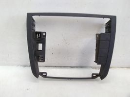 Opel Omega B2 Cadre, panneau d'unité radio / GPS 24413313