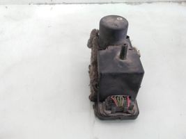 Volkswagen PASSAT B4 Keskuslukituksen alipainepumppu 443862257D