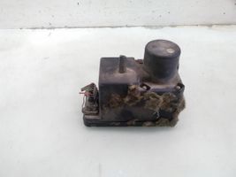 Volkswagen PASSAT B4 Keskuslukituksen alipainepumppu 443862257D