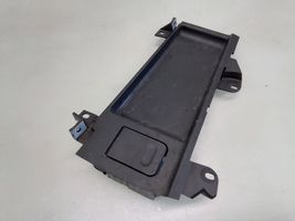 BMW 5 E39 Peleninė panelėje 511681594694