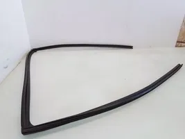 Toyota Auris 150 Задний уплотнительная резина (у стекла) 