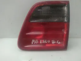 Mercedes-Benz E W210 Lampy tylnej klapy bagażnika 324628