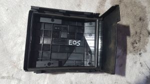 Volkswagen Eos Fuse box cover 1K0937132F