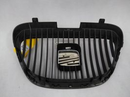 Seat Leon (1P) Maskownica / Grill / Atrapa górna chłodnicy 