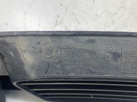 Volkswagen PASSAT B5 Etupuskurin alempi jäähdytinsäleikkö 3B0853678B