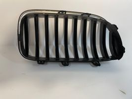 BMW 5 F10 F11 Grille calandre supérieure de pare-chocs avant 7336477