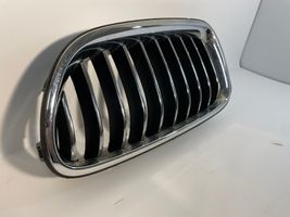 BMW 5 F10 F11 Grille calandre supérieure de pare-chocs avant 7336477