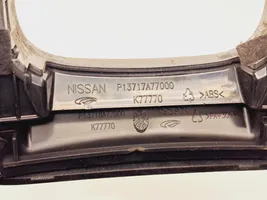 Nissan Qashqai Osłona dźwigni hamulca ręcznego P13717A77000