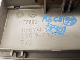 Audi A6 S6 C5 4B Lampka podsufitki tylna 4B0947105