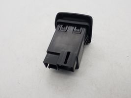 Chevrolet Cruze II Connettore plug in AUX 39025937