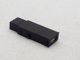 Opel Astra J USB jungtis 13348688
