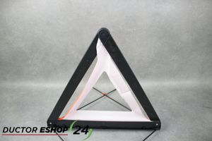 Mercedes-Benz A W176 Triangle d'avertissement A1718900197