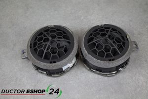 Nissan Micra Боковая воздушная решётка 1HA1A687606A