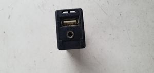 Toyota Auris E180 USB-pistokeliitin 