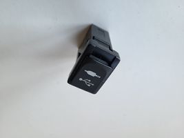 Toyota Verso USB-pistokeliitin 