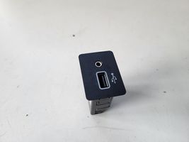 Nissan Juke II F16 USB-pistokeliitin 